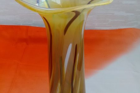 黄色のレトロなガラスの花瓶