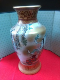 床の間玄関向き、九谷らしい…豪華な花瓶