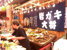 近江町市場は賑やか！能登里山里海で食事