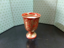 赤、金…豪華な馬上杯、九谷焼永楽