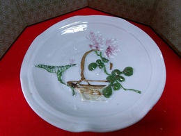 変わった白磁のお皿、模様は浮き彫りにしたのかしら？
